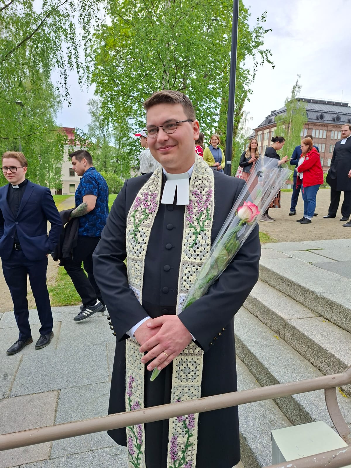 Uusi pastori Penja Korkkonen Kuopion tuomiokirkon edessä