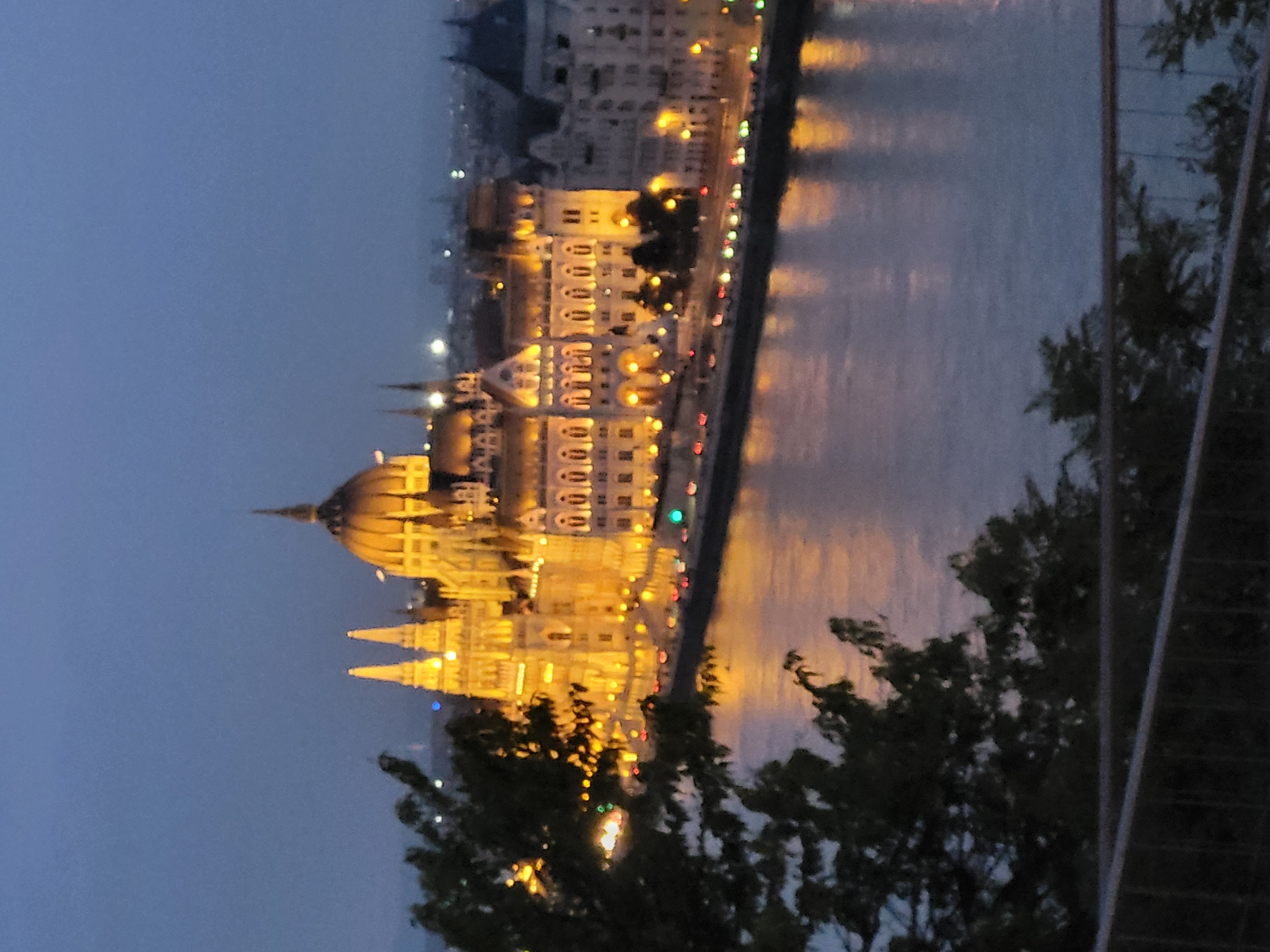 Budapest parlamenttitalo, yö.jpg