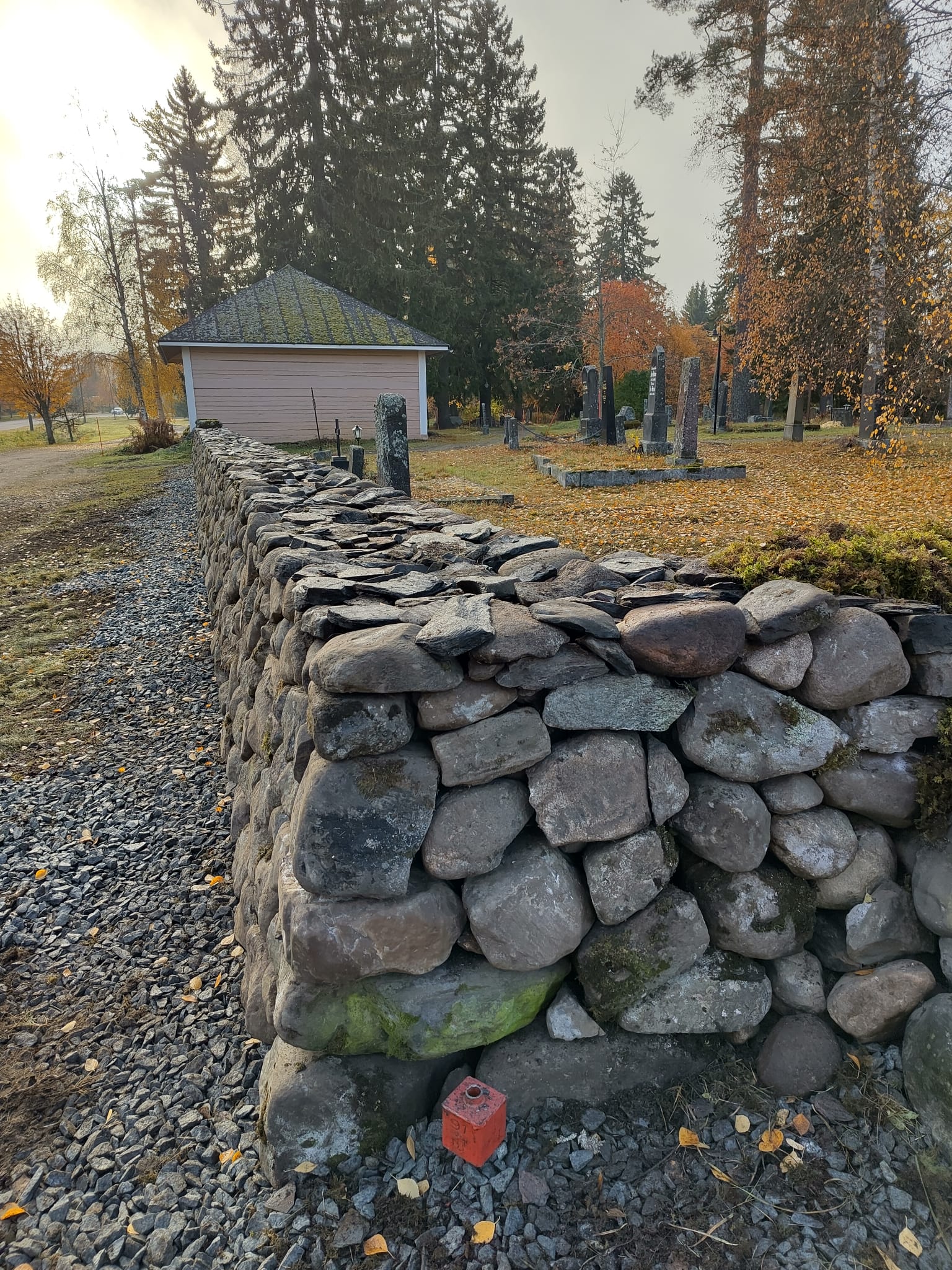 Kontiolahden seurakunnan entisöity Vanhan hautausmaan kiviaita näyttää upealta ja on ryhdikäs uudessa korja...