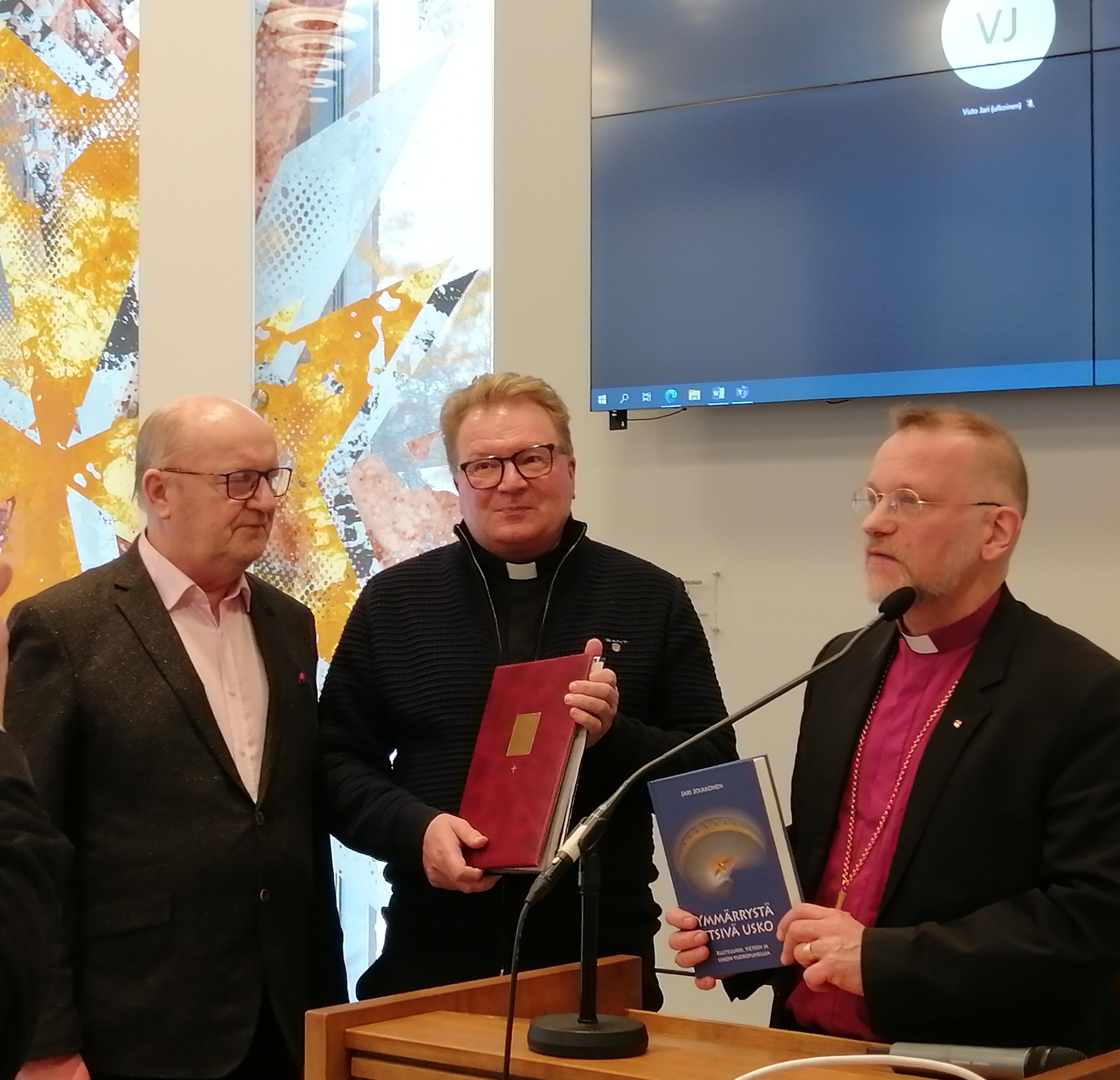 Piispa Jari Jolkkonen ojentamassa ympäristödiplomia seurakuntakeskuksella 25.1.2023