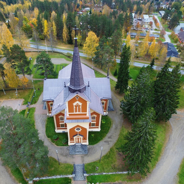 Tiekirkko klo 12-18 Kuva Kontiolahden kirkosta ylhäältä päin