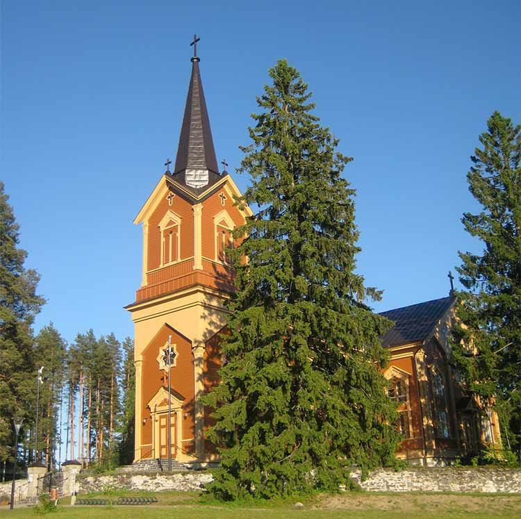 Kontiolahden kirkko kesällä
