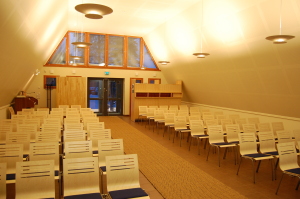 Uusitussa kappelissa on tuolit käytävän molemmin puolin.