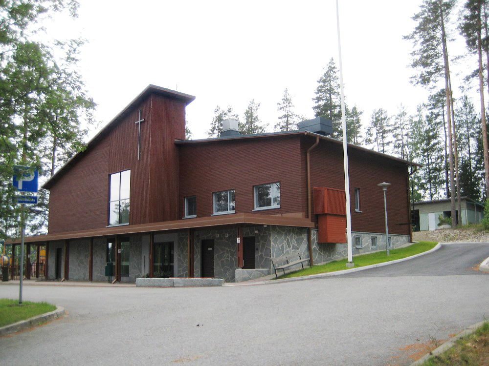 Lehmon seurakuntakodin julkisivut ovat ruskeaa puuta. Rakennus on sijoitettu rinteeseen kahteen kerrokseen.