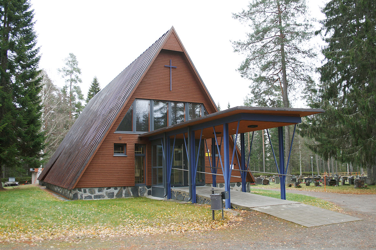 Siunauskappeli on 1960-luvulla suositun alppitalon mallinen. Katon jyrkkä harja ulottuu alas saakka, ja talo on edestä katsottuna kolmion mallinen.. 