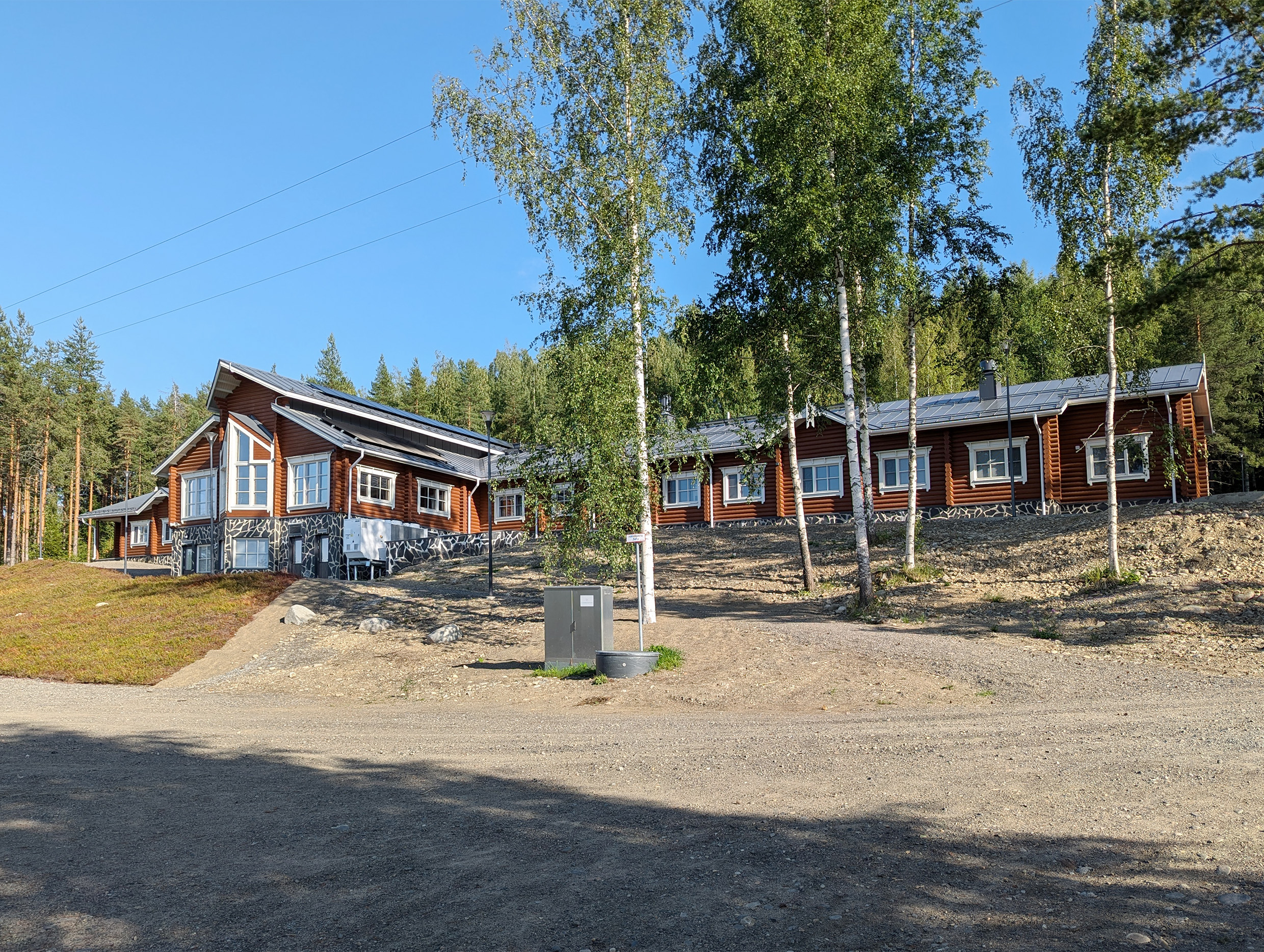 Hirvirannan rakennukset ovat ruskeaksi maalattua puuta