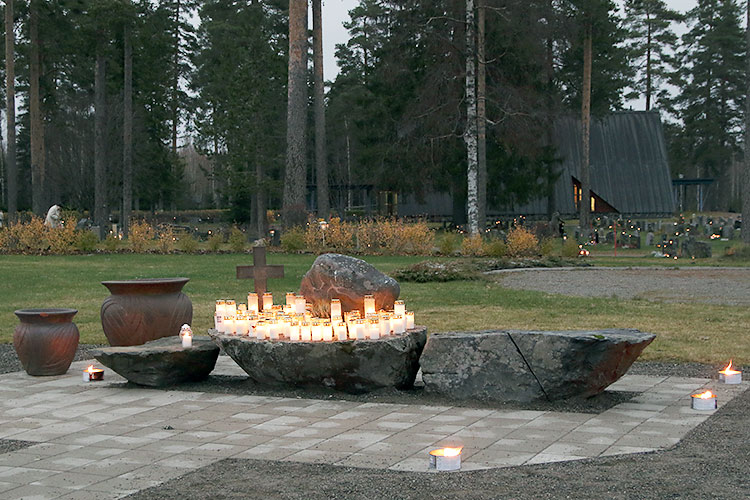 Muistelupaikkana on jykevät kivilohkareet, joiden päälle voi asettaa kynttilöitä. Kiviin on kiinnitetty risti.