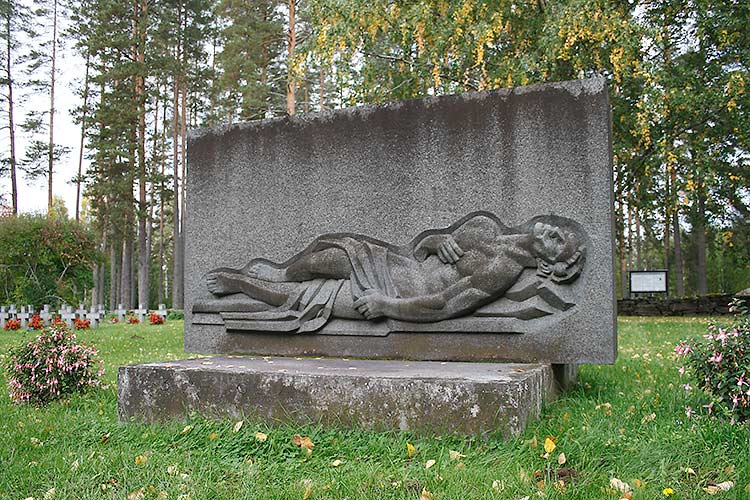 Vaaka-asennossa olevaan kivipaateen on veistetty makaava mies.