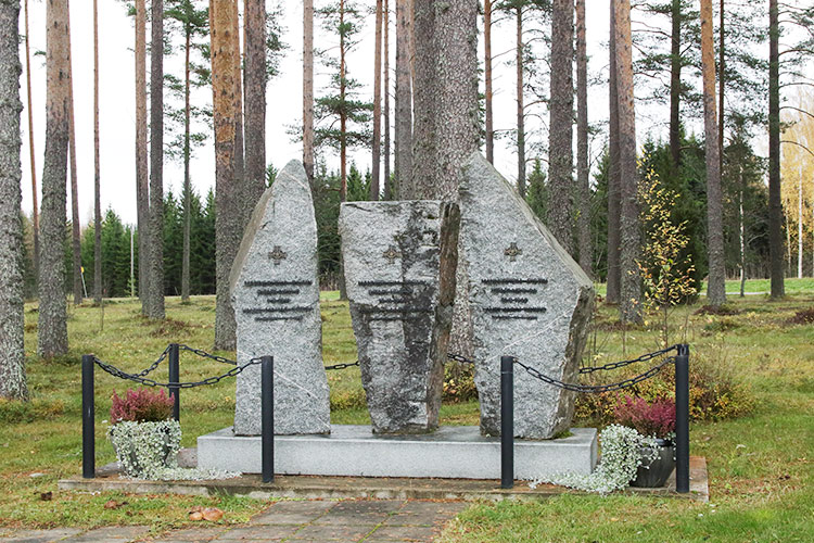 Muistomerkin muodostaa kolme kivilohkaretta, joihin on kiinnitetty teksti irtokirjaimilla.